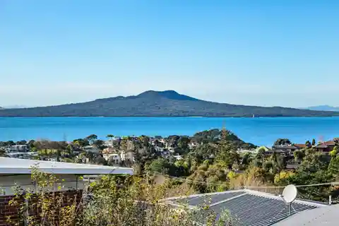 Versatile Luxury Residence in the Heart of Castor Bay