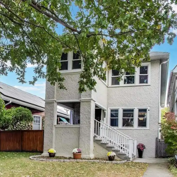 ELEGANT MODERN HOME WITH DESIGNER FINISHES