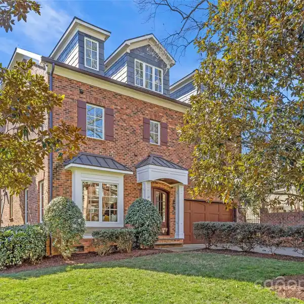 TOWNHOME IN THE HEART OF MYERS PARK