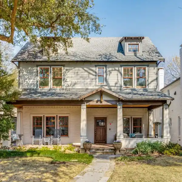BEAUTIFUL HOME ON A DESIRABLE BLOCK