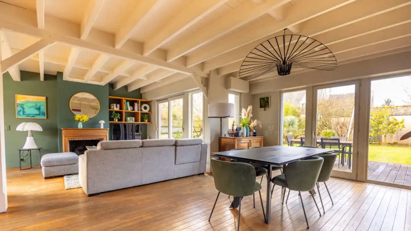 Architect-designed House with Timeless Refinement