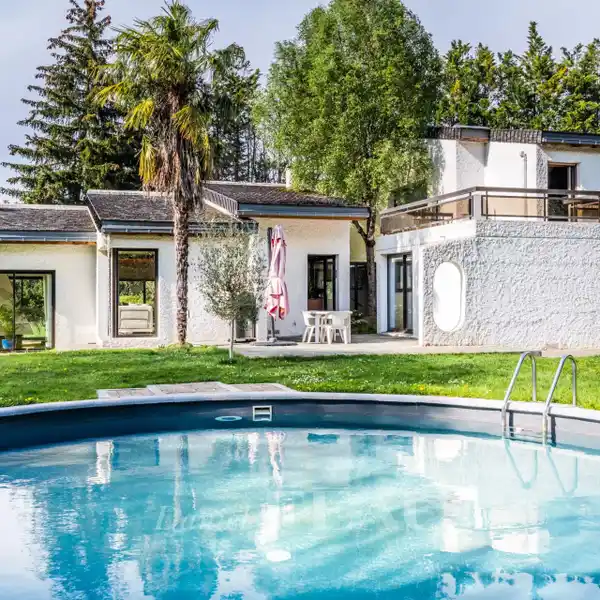 BEAUTIFUL CONTEMPORARY POOL HOME