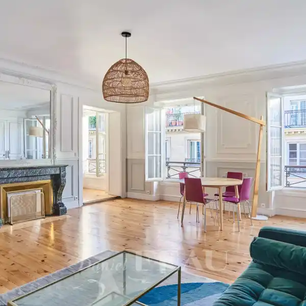 ELEGANT APARTMENT NEAR NOTRE-DAME-DE-LORETTE CHURCH