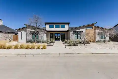 Custom Luxury Living with Smart Home Features