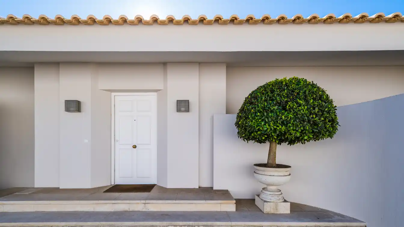 Single-storey Home with Swimming Pool in Premium Location