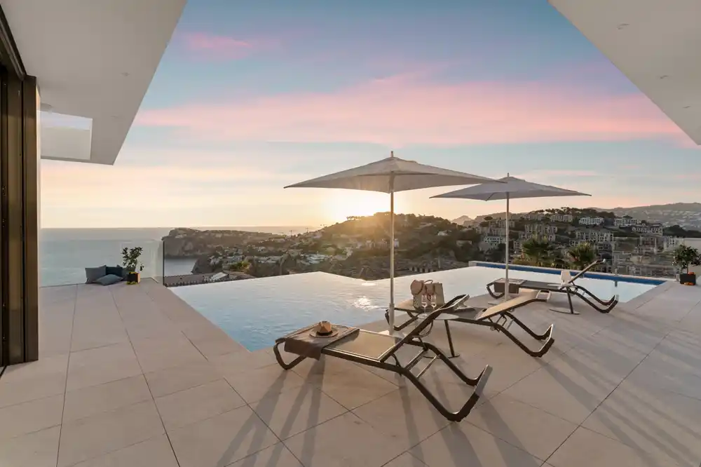 Spectacular Modern Villa with Excellent Sea Views