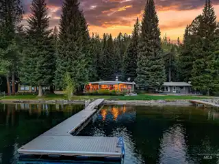 Delightful Lakefront Retreat