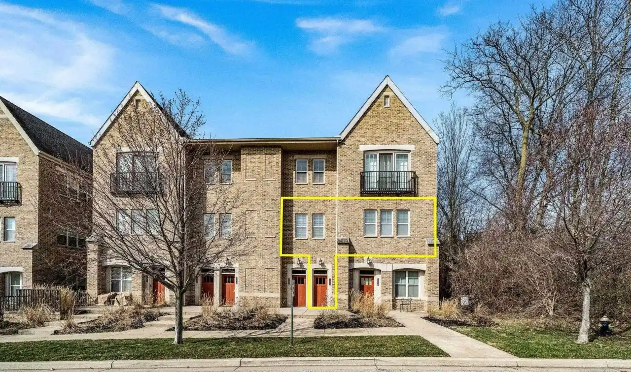 Luxurious Townhome Steps to Notre Dame