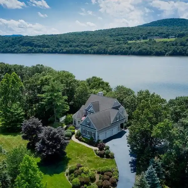 PRIME HUDSON VALLEY LIVING WITH RIVER VIEWS