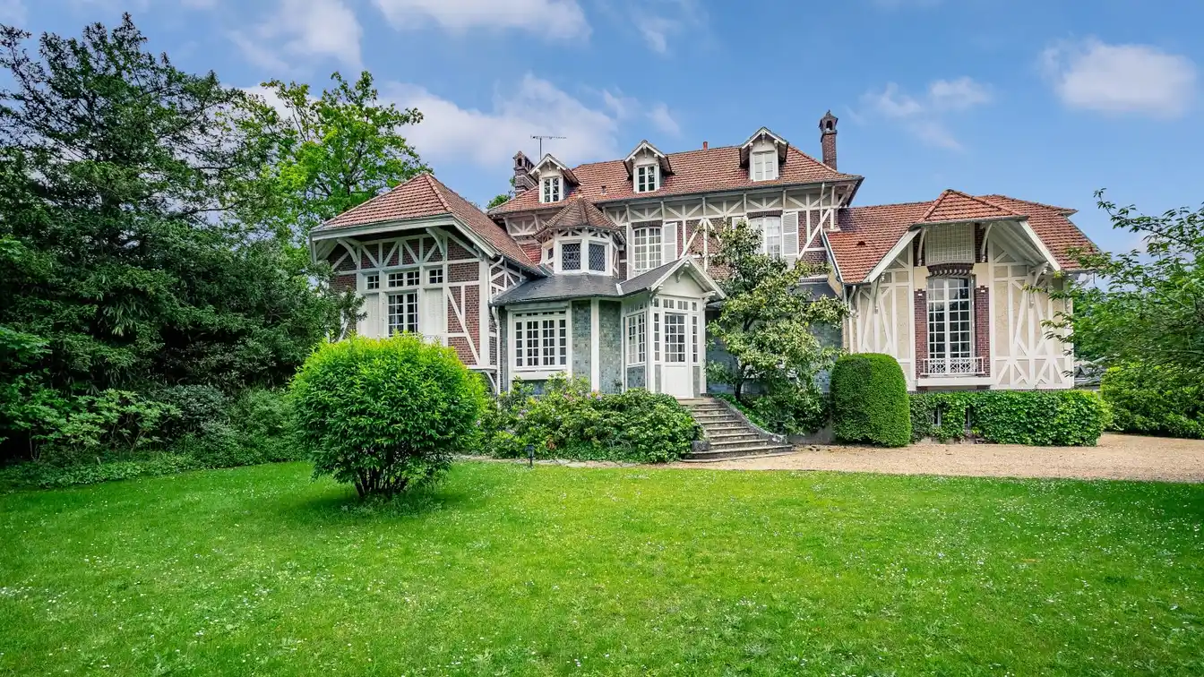 Architectural Gem in Ideal Location