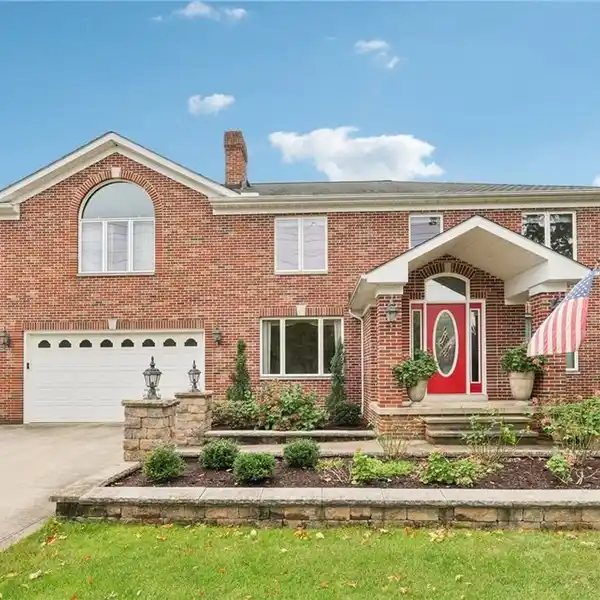 VERSATILE LIVING IN A ONE-OF-A-KIND ESTATE