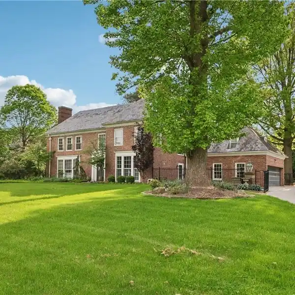 STATELY CHARM MEETS MODERN LUXURY