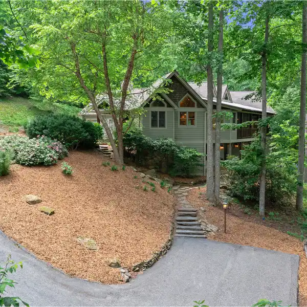 RENOVATED LUXURY IN SWISS PINE LAKE