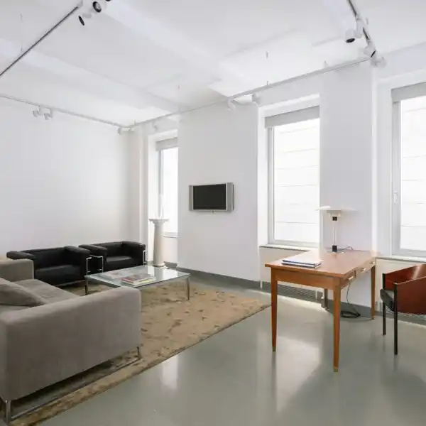 SPACIOUS LIVING ROOM PERFECT FOR ENTERTAINING