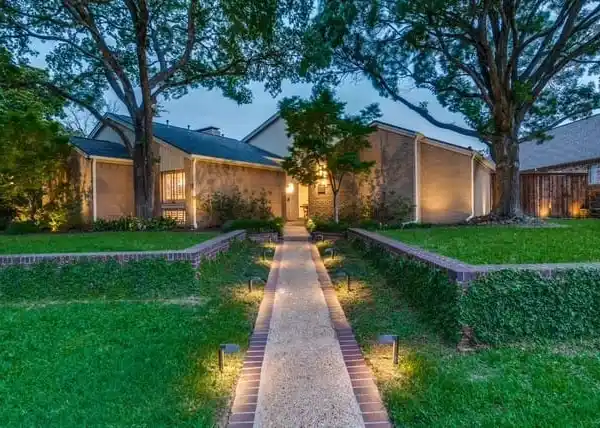 ELEGANT MID-CENTURY MODERN HOME