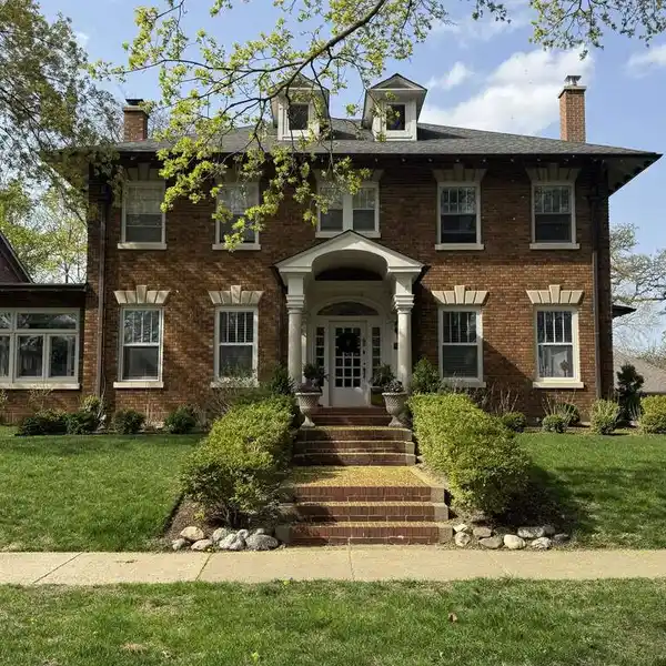 HISTORIC GEORGIAN-STYLE GEM IN DOWNTOWN LIBERTYVILLE’S COVETED HERITAGE AREA