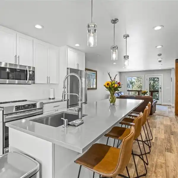 MOUNTAIN CONTEMPORARY TOWNHOUSE WITH SKI AREA VIEWS