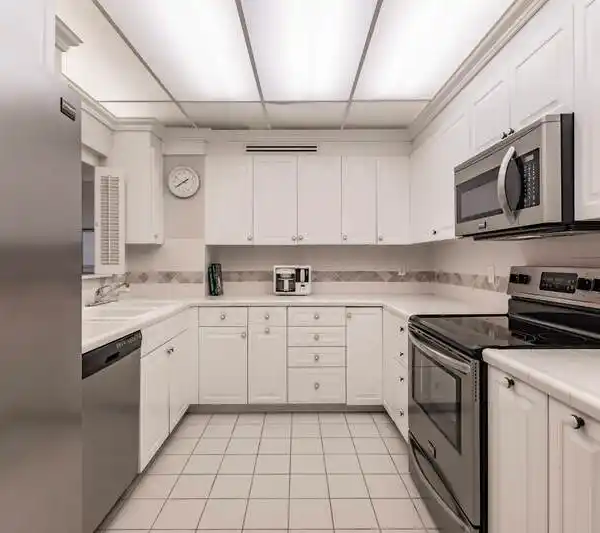 BRIGHT AND SPACIOUS TOP-FLOOR CONDO