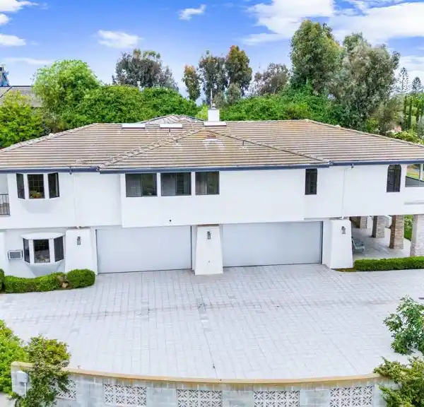 AN EXTRAORDINARY LIFESTYLE IN PRESTIGIOUS ROLLING HILLS