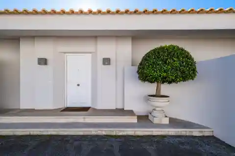 Single-storey Home with Swimming Pool in Premium Location
