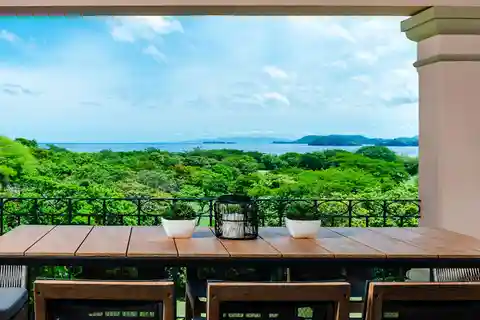 Jobo 9: Fully Remodeled and Professionally Decorated Ocean-view Penthouse