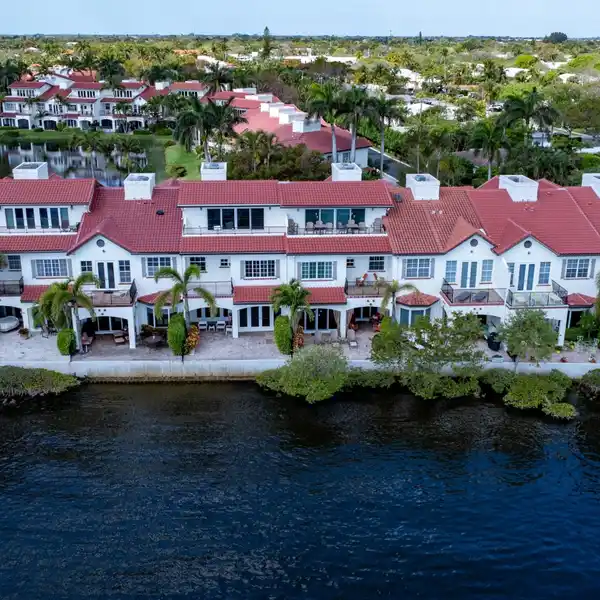 RELAXED LUXURY LIVING IN THE ESTUARY