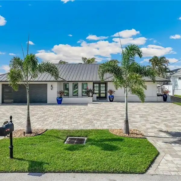 EXQUISITE HOME WITH BREATHTAKING RIVER VIEWS