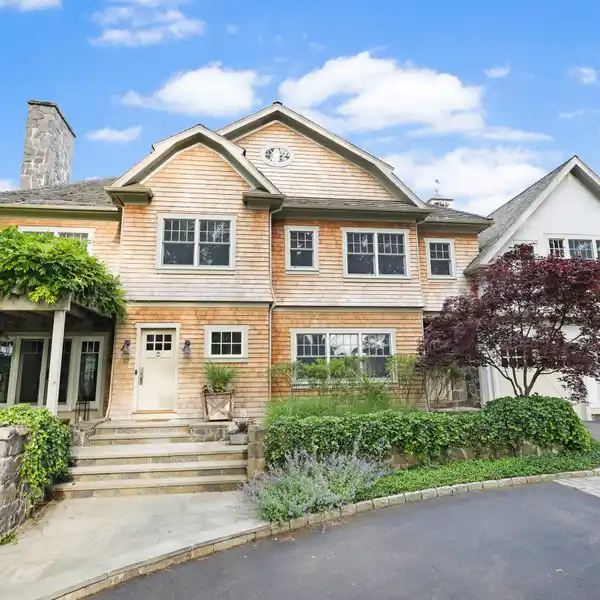BEAUTIFUL LIGHT-FILLED SHINGLE STYLE HOME