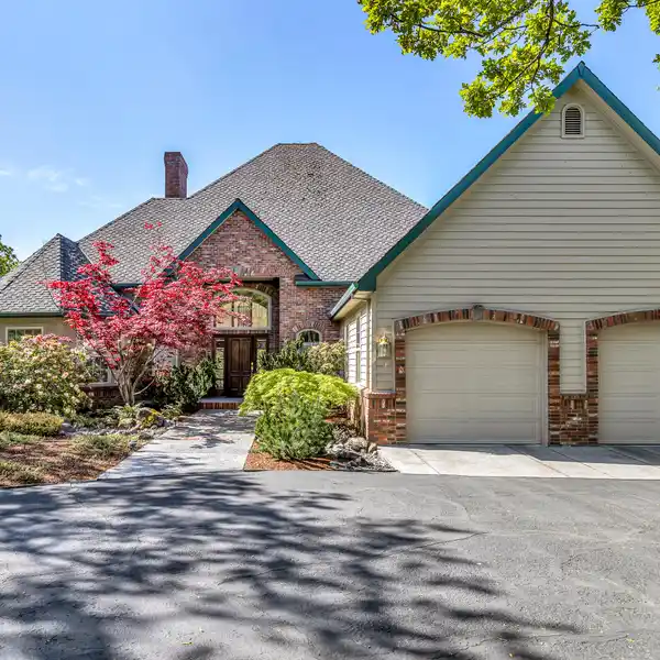 ELEGANCE AND COMFORT IN SUN RIDGE ESTATES