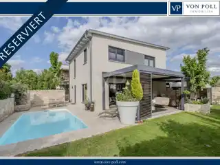 Wonderful Home with Garden Oasis