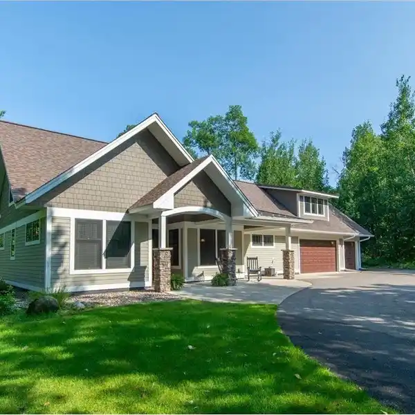 STUNNING EXECUTIVE HOME ON THE PINES GOLF COURSE