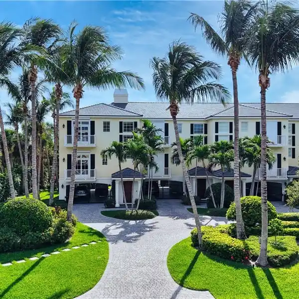 SPACIOUS TOWNHOME WITH POOL AND PARKING