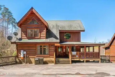 Unique Luxury Log Cabin