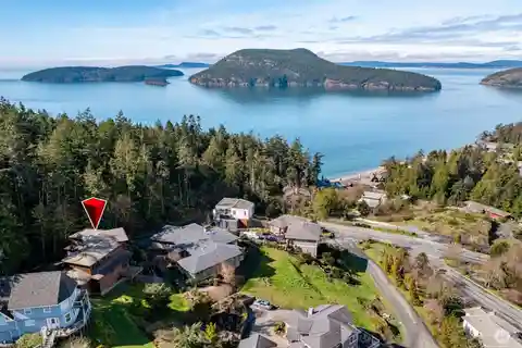 Luxurious Custom Home Overlooking Burrow's Bay