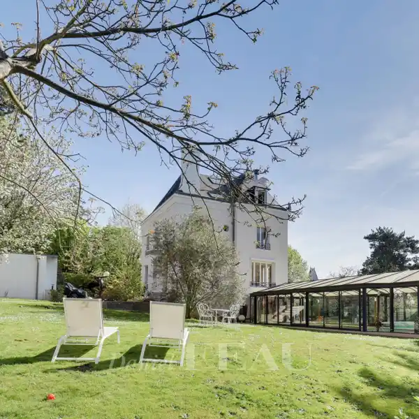 SUNNY AND LUXURIOUS FIVE BEDROOM HOME