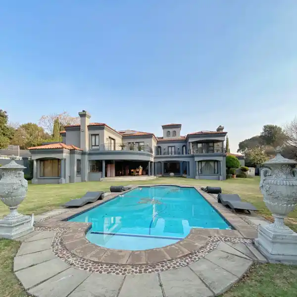 GENEROUS FAMILY RESIDENCE