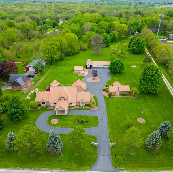 EXQUISITE CUSTOM RESIDENCE BLENDING LUXURY AND COMFORT