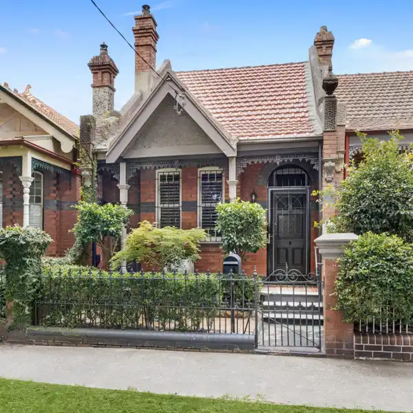 STYLISH LIVING BEHIND A GORGEOUS CHARACTER FAçADE