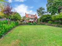 ENGLISH COTTAGE WITH SECLUDED GARDENS