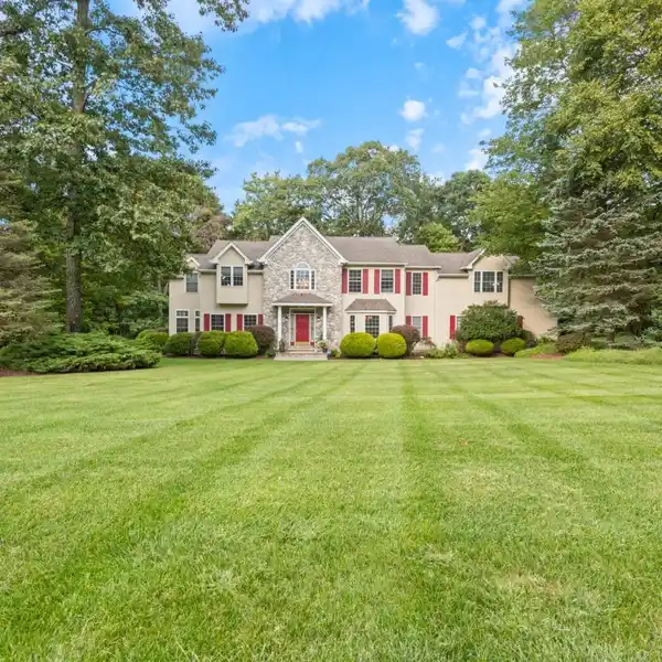LUXURIOUS SIX BEDROOM HOME IN A QUIET NEIGHBORHOOD