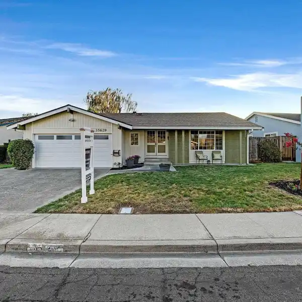 LIGHT-FILLED HOME IN DESIRABLE BROOKVALE