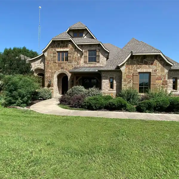 BREATHTAKING EAST TEXAS ESTATE ON 30 ACRES