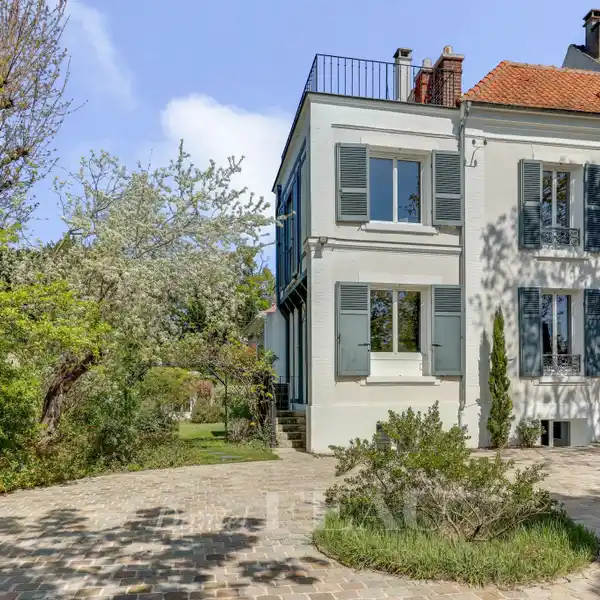 SPACIOUS PROPERTY WITH GARAGE AND STUDIO