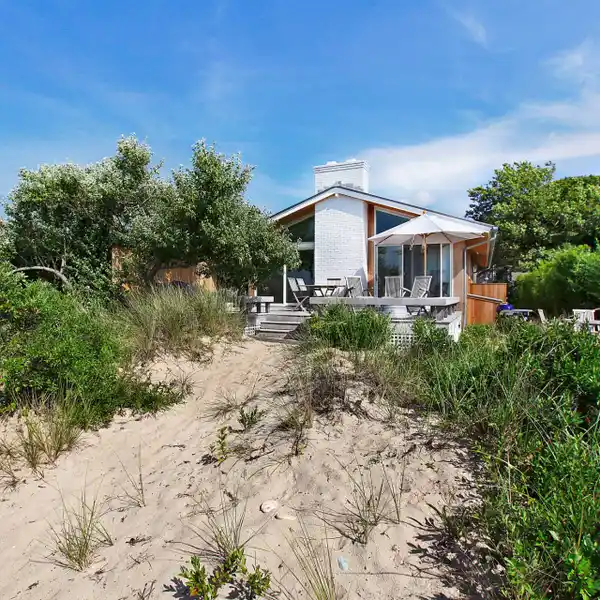EXPERIENCE THE ULTIMATE BEACHFRONT LIFESTYLE