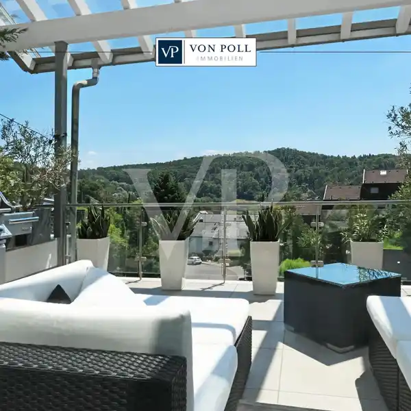 STUNNING RESIDENCE WITH EXPANSIVE VIEWS