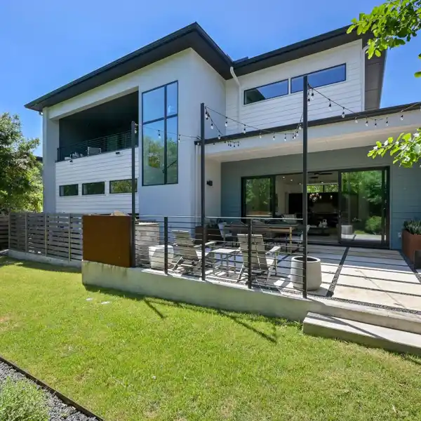 STYLISH AUSTIN RESIDENCE WITH TERRACES AND FLEX SPACE