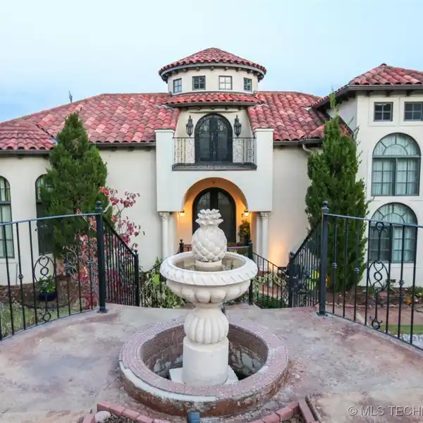 MEDITERRANEAN-STYLE SHOWCASE AT THE ENTRANCE TO SIGNAL HILL