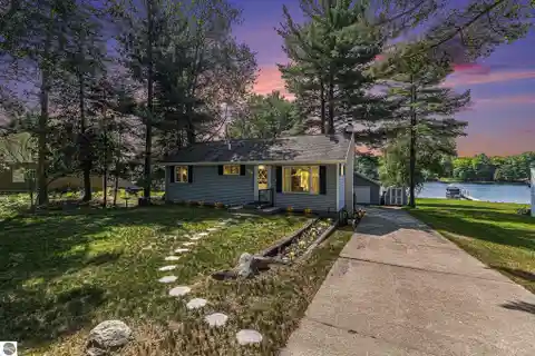 Inviting Clam Lake Ranch Home