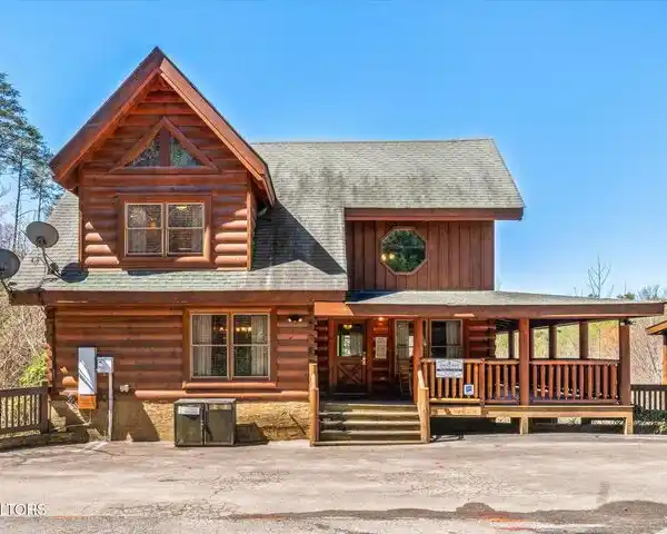 UNIQUE LUXURY LOG CABIN