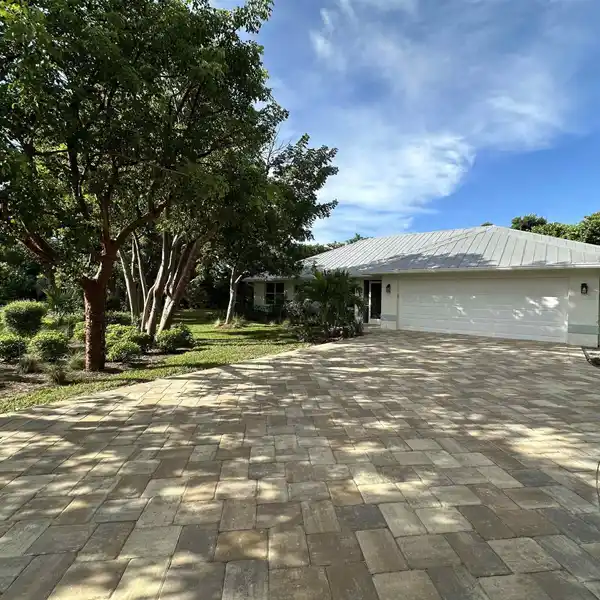 BEAUTIFUL SANIBEL BAYOU HOME